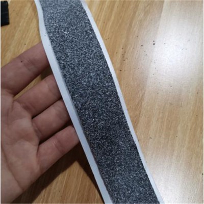 山東宏遠(yuǎn)土工材料公司 黑色無紡布貼縫帶施工 方法簡單 沙面貼縫帶  一貼即牢 無胎基貼縫帶廠家 免費(fèi)寄送樣品