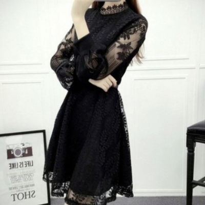 春秋新款蕾絲連衣裙女長(zhǎng)袖時(shí)尚收腰修身小香風(fēng)鏤空燈籠袖打底裙子