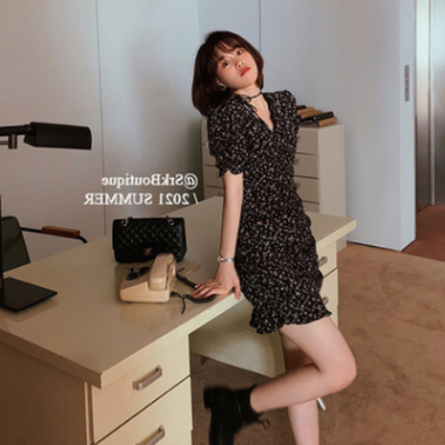 網(wǎng)紅 法式甜美碎花修身顯瘦氣質(zhì)褶皺V領(lǐng)小個(gè)子小黑裙短袖連衣裙