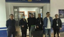 商場(chǎng)內(nèi)假裝試衣實(shí)為“調(diào)包”，兩男子盜竊服裝被民警迅速抓獲